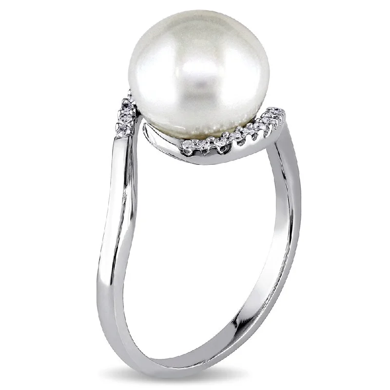 Miadora Sterling Silver 1/10ct TDW Diamond FW Pearl Ring (9-10 mm)